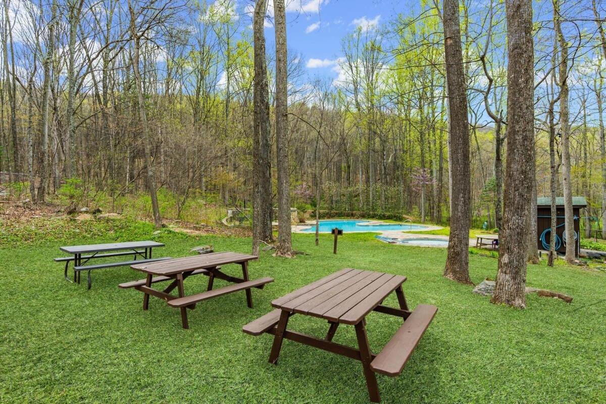 Chalet W Hot Tub, Large Deck, Grill, & Fast Wifi Беркли-Спрингс Экстерьер фото