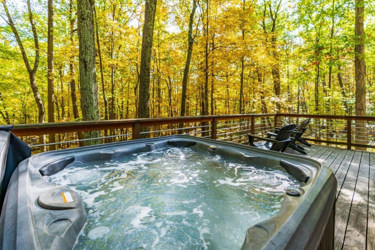 Chalet W Hot Tub, Large Deck, Grill, & Fast Wifi Беркли-Спрингс Экстерьер фото