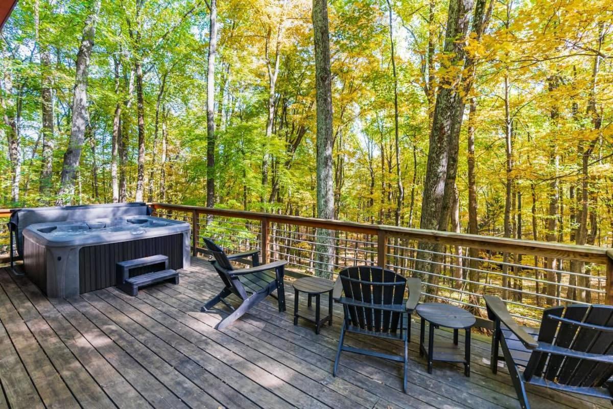 Chalet W Hot Tub, Large Deck, Grill, & Fast Wifi Беркли-Спрингс Экстерьер фото