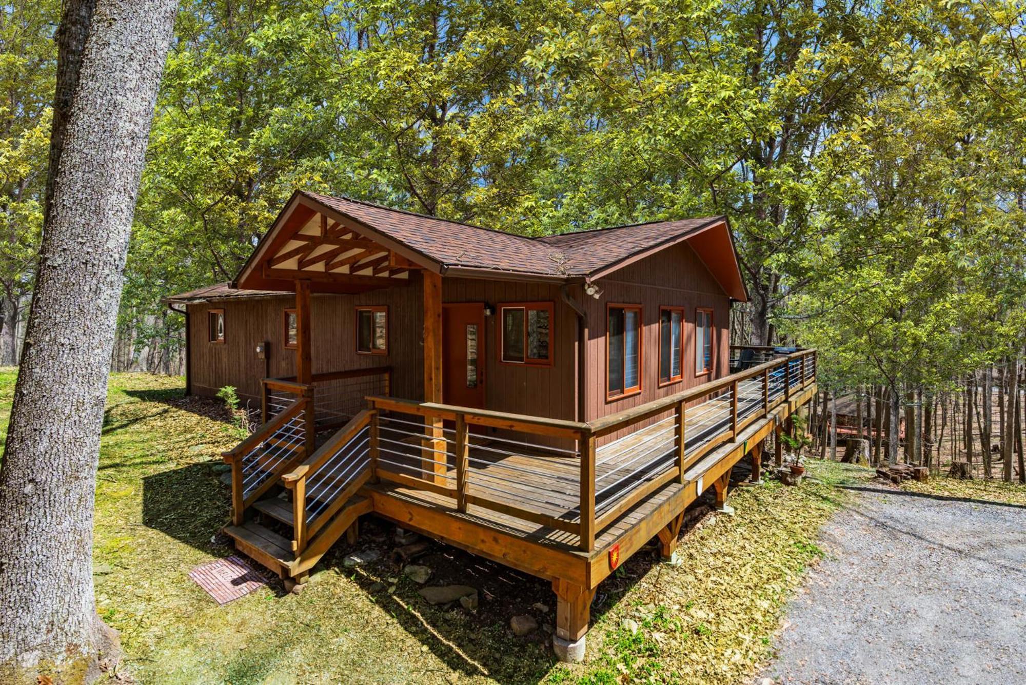 Chalet W Hot Tub, Large Deck, Grill, & Fast Wifi Беркли-Спрингс Экстерьер фото