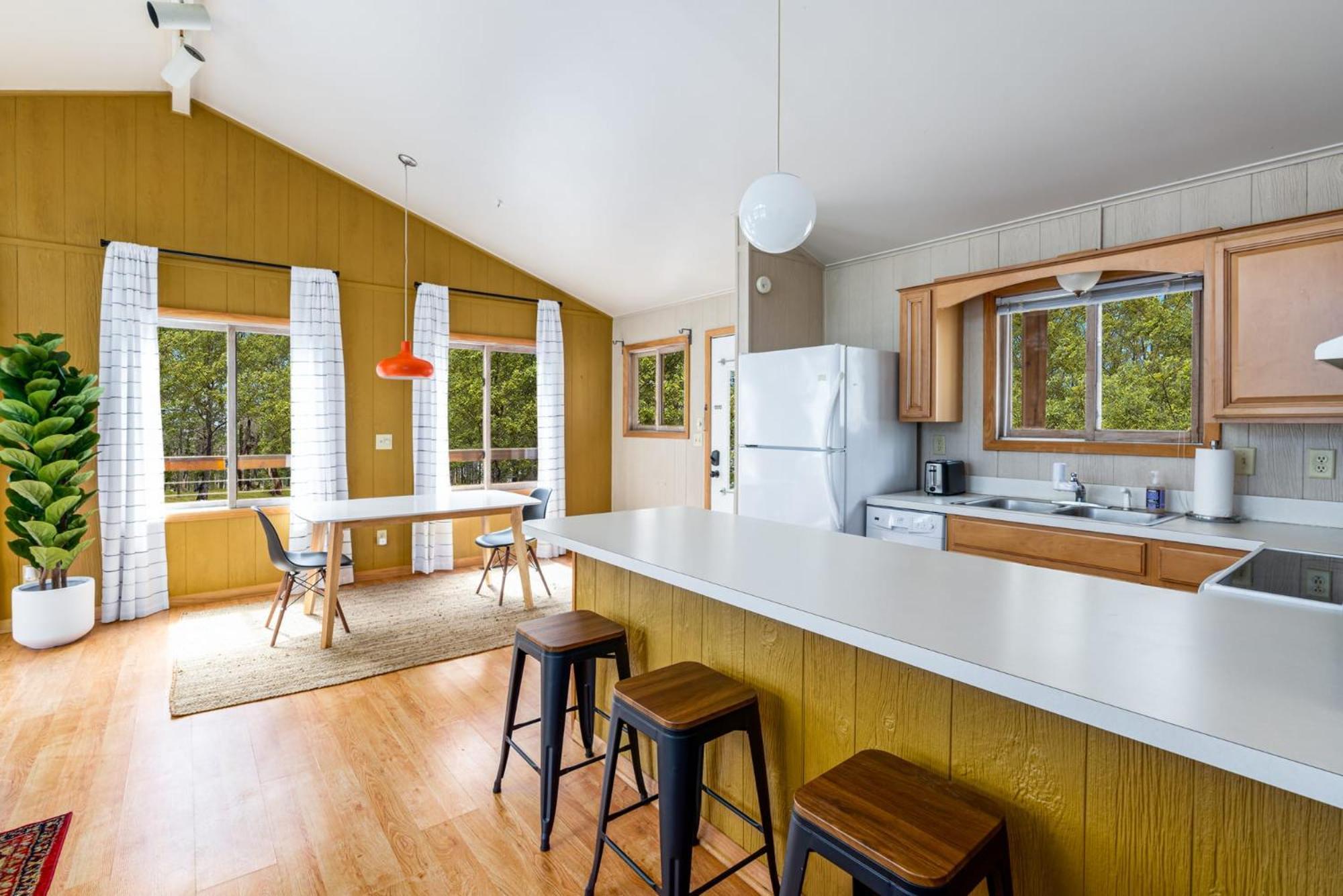 Chalet W Hot Tub, Large Deck, Grill, & Fast Wifi Беркли-Спрингс Экстерьер фото